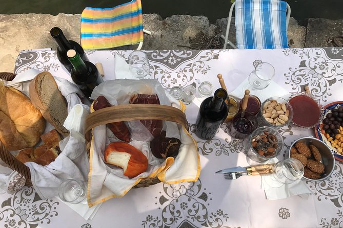 Pinhão Hiking Tour - Learning about vines, villages, plants, and wildlife