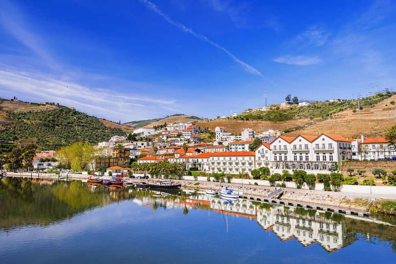 Pinhão: Rabelo Boat Cruise with a Port Tasting at a Winery - The walk to Quinta das Carvalhas