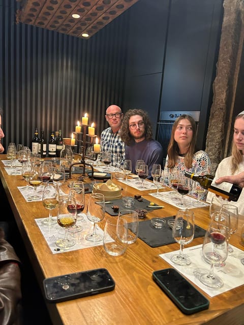 Port Wine class with 3 or 5 Port tasting and pairings - Finding the room beside Palácio da Bolsa