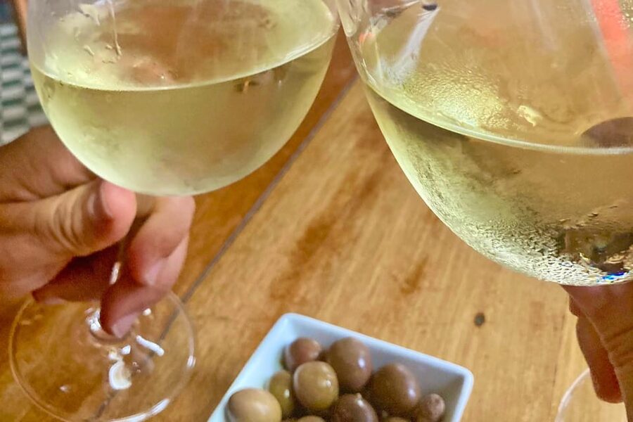 Port wine & wine walking tour with culture - max 8 pax - Starting with Vinho Verde at a Porto tavern