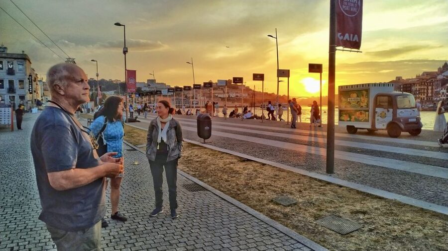 Port wine & wine walking tour with culture - max 8 pax - Who should book this Porto to Gaia walk