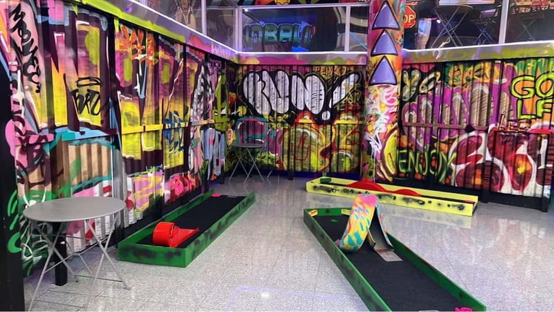 Porto: 18-Hole Indoor Mini Golf Ticket with UV Light Courses - Playing all 18 holes