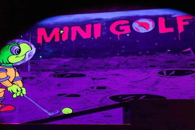 Porto: 18-Hole Indoor Mini Golf Ticket with UV Light Courses - Who will enjoy the course most