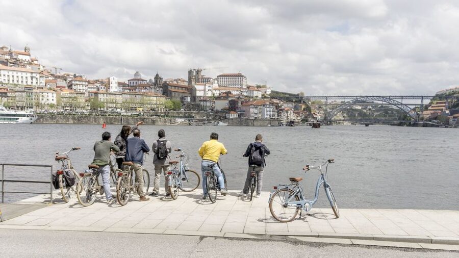 Porto: 3-Hour Bike Tour - From Mural Mira to the old customs house