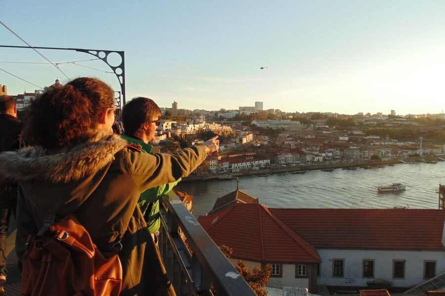 Porto: 3-Hour Downtown Walking Tour - Shopping streets and a proper Portuguese coffee stop