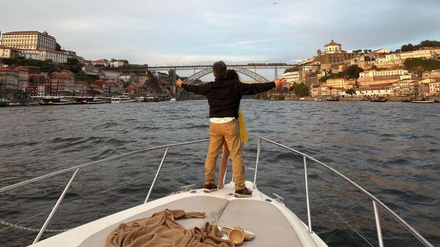 Porto: 6 Bridges Yacht Cruise with Local Wine & Snacks - Under Porto’s six bridges