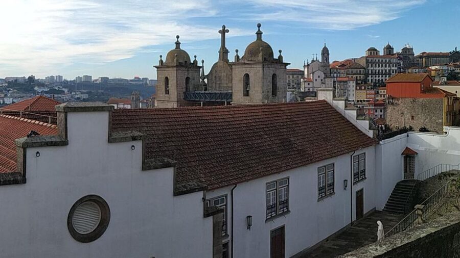 Porto: a ride along the coast in a fun eco-friendly car - Matosinhos Beach and the Anémona roundabout