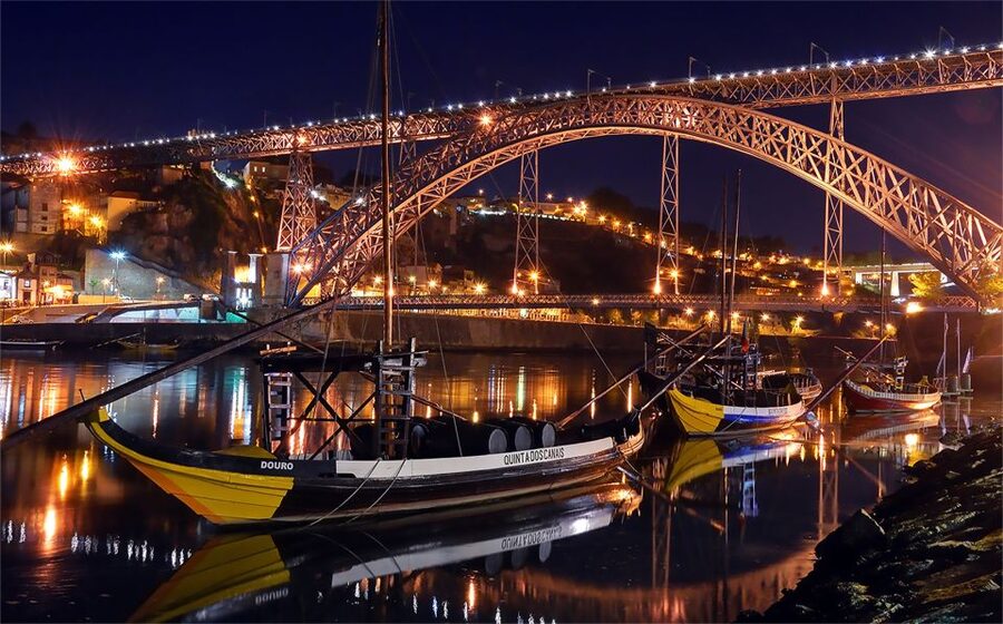 Porto: All-Inclusive Fado Dinner Show and Night Tour - A traditional restaurant and a long Portuguese dinner