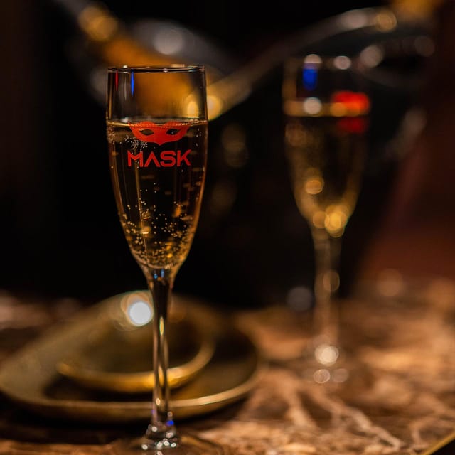 Porto: Cabaret & Pole Shows, with a Welcome Drink! - Mask Porto compared with a normal dinner