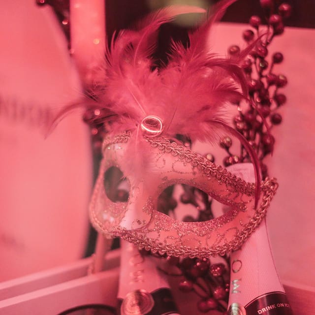 Porto: Cabaret & Pole Shows, with a Welcome Drink! - Arriving with a welcome drink included