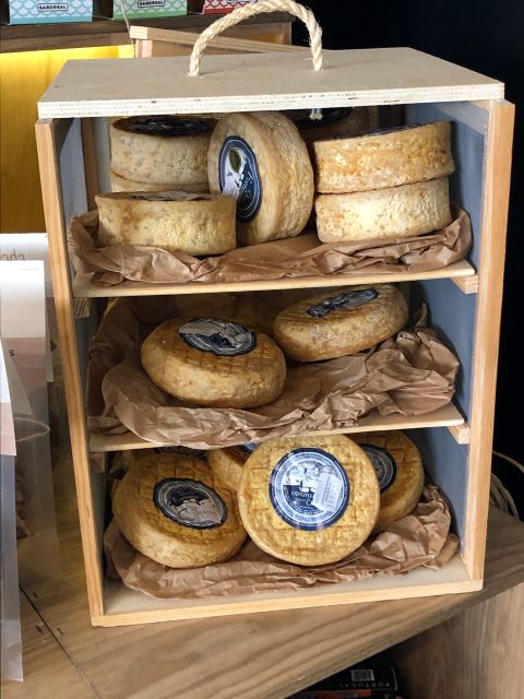 Porto: Cheese and Port Wine Tasting in a Unique Place - Bread, marmalade, and olive oil complete the board