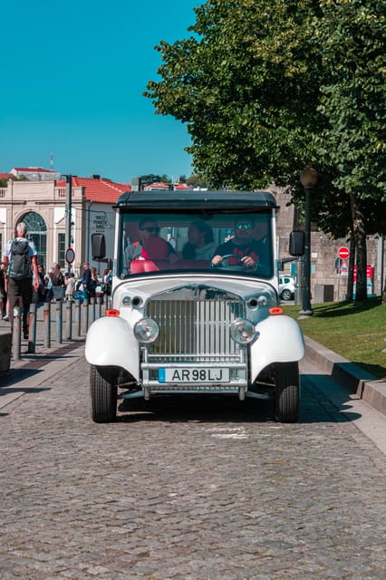 Porto: City Center Eco Car e Cruzeiro Rio Douro - Porto Cathedral and the road toward Ribeira