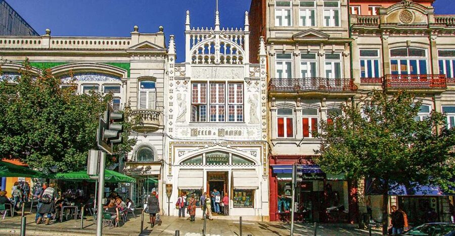 Porto: City Tour, 6 Bridges Cruise and Wine Tasting - São Bento Station’s blue-and-white story