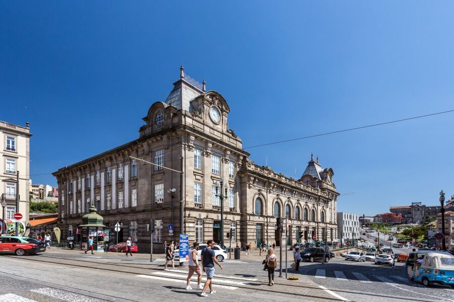 Porto: City Train Tour, River Cruise & Wine Cellar - Making your way down to Ribeira