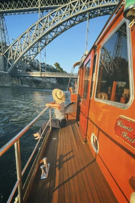 Porto: Classic Sailboat Cruise Along the Douro River - Snacks, drinks, and the friendly hosting