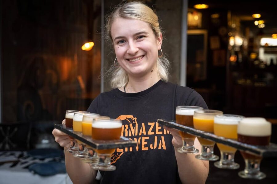 Porto: Craft Beer Tasting Tour with Local Snacks - What 10 beers really means over four hours