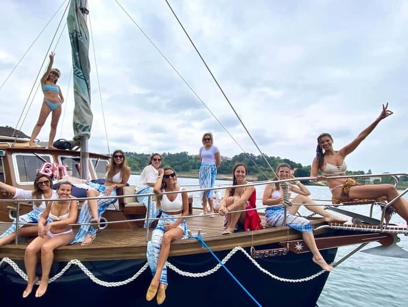 Porto: Douro Classic Boat Tour - What the crew adds to the experience