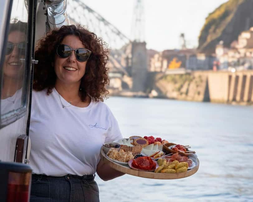 Porto: Douro private cruiser (only for you)6 bridges/sunset - Nadia and Paulo’s hosting style