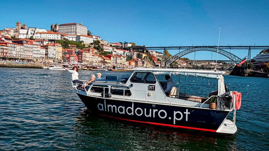 Porto: Douro private cruiser (only for you)6 bridges/sunset - Cais do Ouro and São Pedro da Afurada