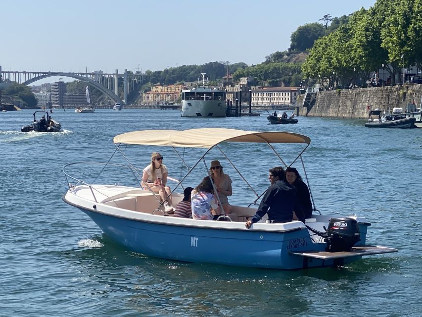 Porto: Douro River Boat Cruise with Port Wine Tasting - The guides and the mood aboard