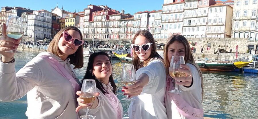 Porto: Douro River Boat Tour w/ Portuguese Wines & Tasting - Why families and couples can both enjoy it
