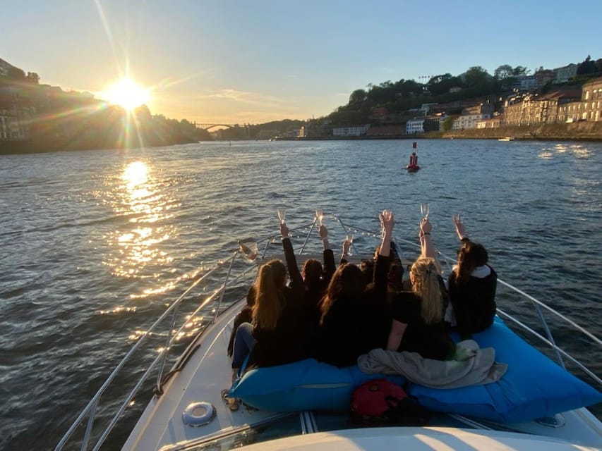 Porto: Douro River Cruise / Welcome Drink/with sunset option - Seeing Porto and Gaia from the Douro