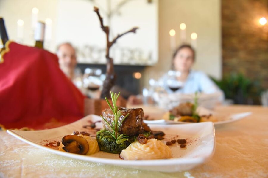 Porto: Douro Valley Day Trip with Lunch and Favaios Village - Guides, languages, and group size