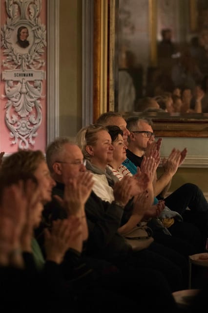 Porto: Fado Concert in Porto's Most Beautiful House - The welcome: Port wine and a small Portuguese sweet