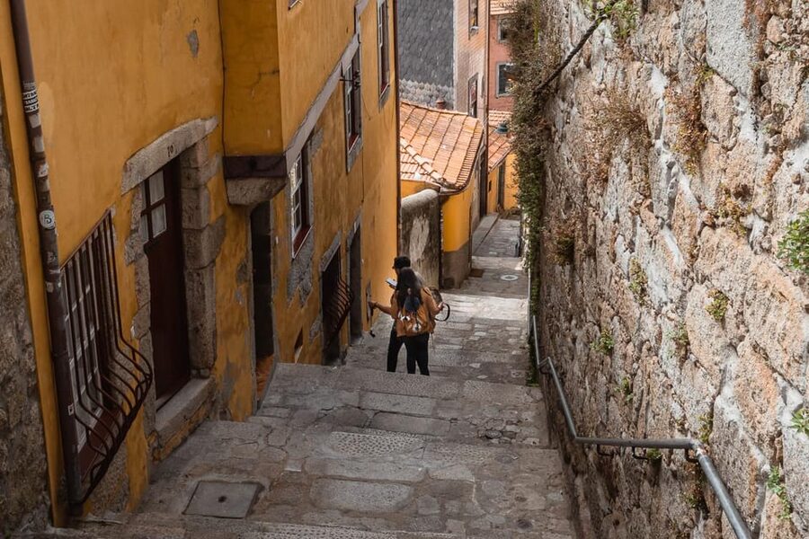 Porto: Flexible Walking Tour in Medieval Area - Porto Cathedral and the Episcopal Palace