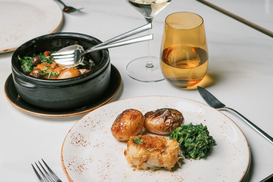 Porto: Fonseca Cellar Tour & Fado Show with Optional Dinner - The cellar setting and group size