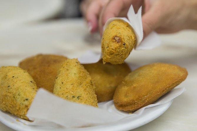 Porto Food & Wine Tasting Tour with Lunch or Dinner Option - Leandro Café and the codfish stop