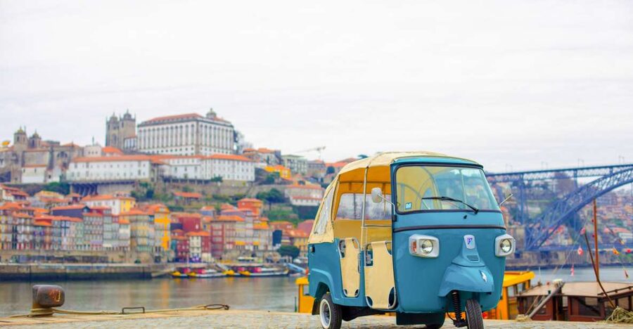 Porto: Full-Day Private Tuk Tuk Tour - A regional lunch with local wine