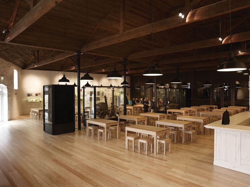 Porto: Graham's Port Lodge Tour with Premium Wine Tastings - Inside the 1890 lodge