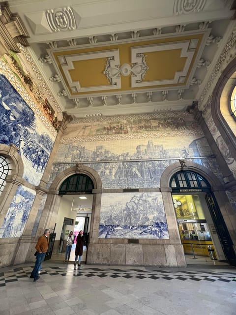Porto: Guided City Highlights Walking Tour - São Bento Station’s blue-and-white story