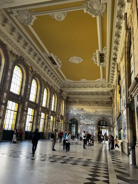 Porto: Guided City Highlights Walking Tour - The descent toward Bolsa Palace