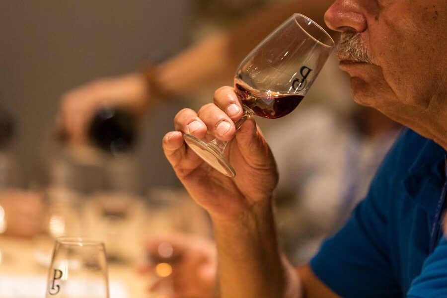 Porto: Guided Tour and Tasting of 3 Port Wines at Poças - Getting to Poças in Vila Nova de Gaia