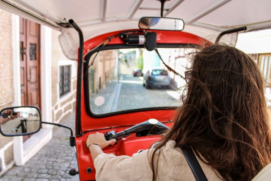 Porto: Guided Tour by Tuk-Tuk & Optional Douro River Cruise - What the guides add to the ride
