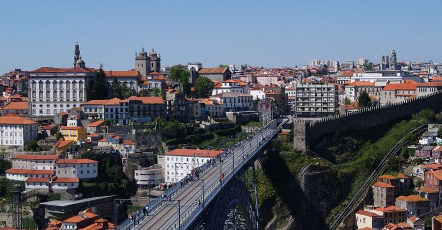 Porto: Guided Walking Tour and Lello Bookshop - Starting at Sé and the Porto Cathedral