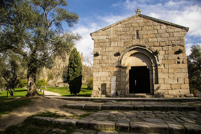 Porto: Guimaraes & Braga Small Group Tour with Lunch and Tickets - A traditional lunch with Vinho Verde