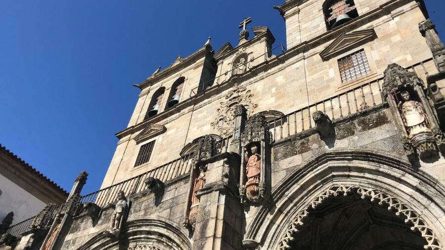 Porto: Guimarães & Braga Tour with Entry Tickets and Lunch - A generous Portuguese lunch with Vinho Verde