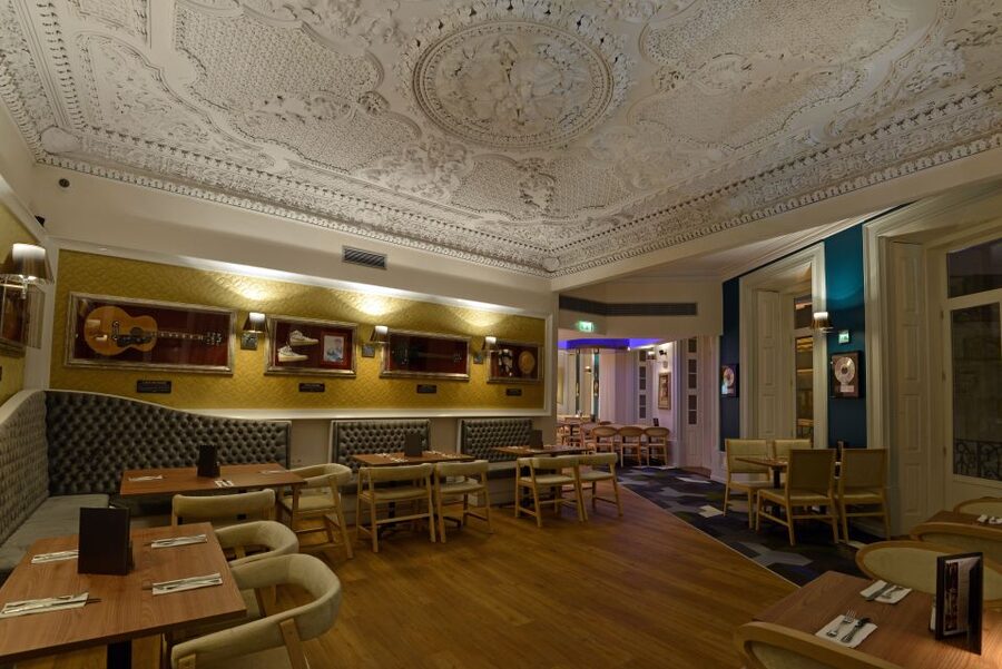 Porto: Hard Rock Cafe Skip-the-Line with Set Menu - The Platinum menu, course by course