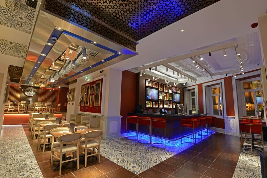 Porto: Hard Rock Cafe Skip-the-Line with Set Menu - What happens when you arrive