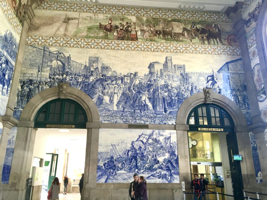 Porto: Highlights & hidden gems Walk - max 10 - Livraria Lello and Clérigos Tower from the outside