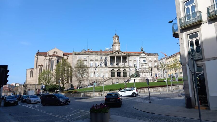 Porto Historic Center: Small Group Walking Tour & Cathedral - Starting beneath Porto’s Town Hall