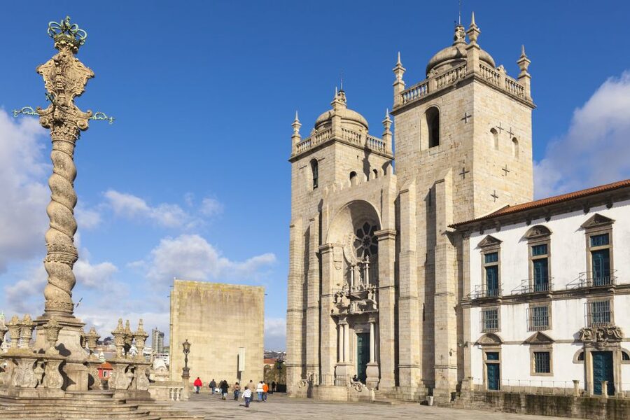 Porto: Historic City Center Walking Tour - São Bento Station and its blue tile panels