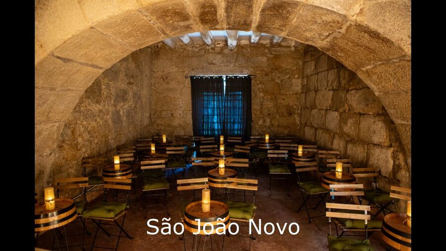 Porto: Live Fado Show with Glass of Port Wine - What the old rooms add to the music