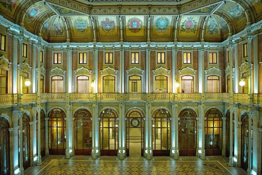 Porto: Old City and Monuments Tour - Languages, group pace, and planning your day