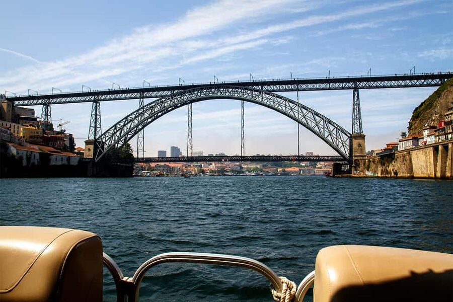 Porto: Old Town and Gaia Boat Tour - The guides and the tone of the trip