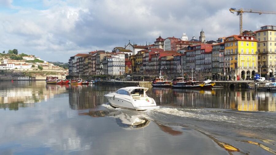 Porto: Passeio em iate privado no Douro com welcome drink - Why the Douro looks different from a yacht