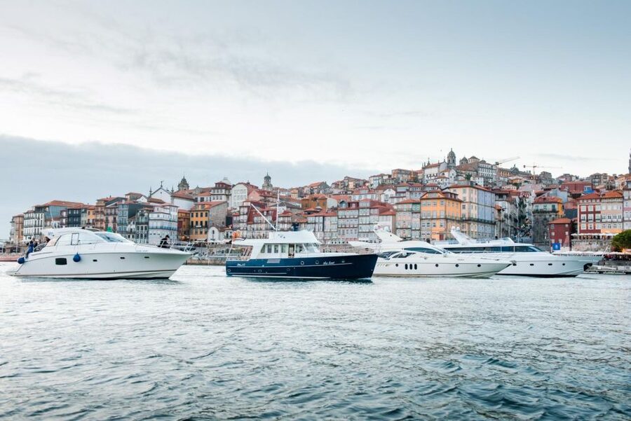 Porto: Passeio em iate privado no Douro com welcome drink - São João and Maria Pia bridges